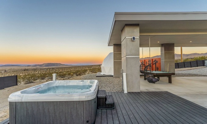 Panorama Heights Casa | The One - Joshua Tree Escape w/movie theater, geodome & hot tub