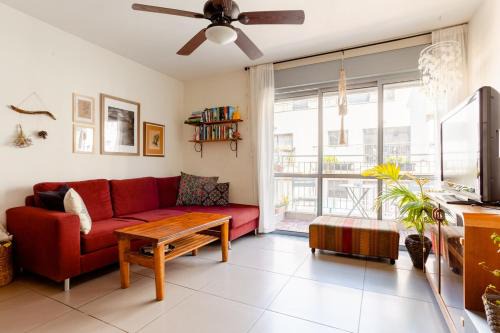 Florentin Apartamento | The One With the Red Couch