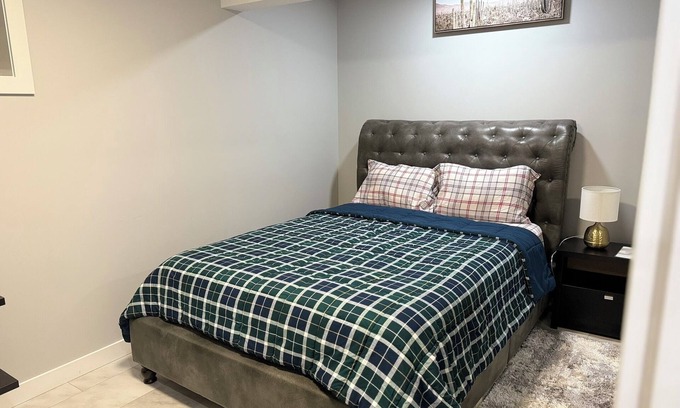 Southeast Edmonton Casa | The Orchards Haven – Luxury Basement 2BR Suite |Chef’s Kitchen |Office |Near YEG