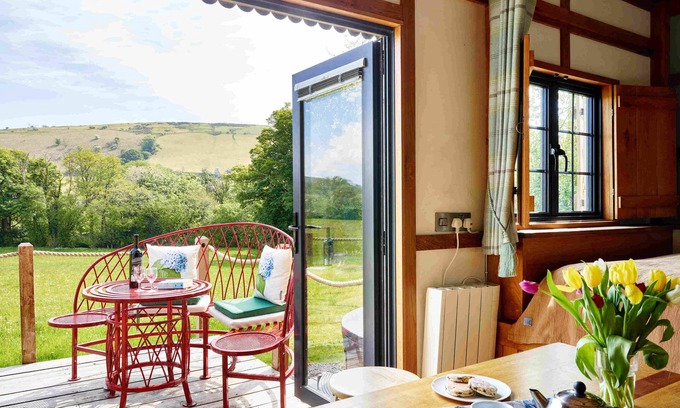 Trecastle Cabina | The Orient Express Shepherd's Hut with Hot Tub