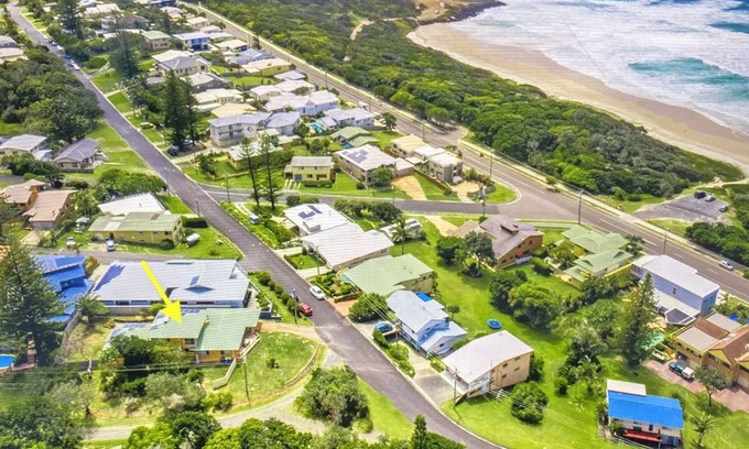 East Ballina Casa | The Original Beach Hilday Home. Listen to the waves and watch the whales in bed.