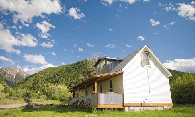 Pray Cabina | Los registros originales en las paredes interiores hacen de este un acogedor Montana Getaway.