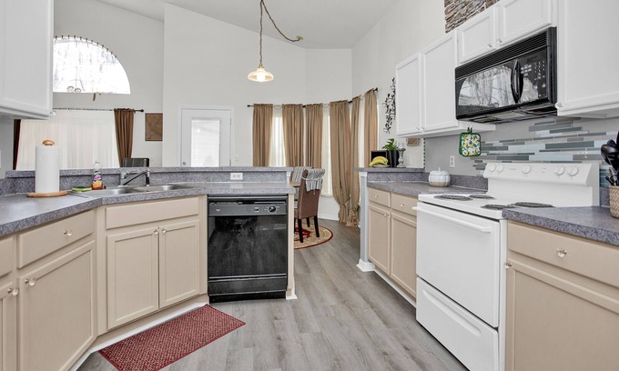 Lake Davenport Estates Casa | The Orlando Bungalow: WITH POOL! Spacious Home Only 15 Minutes to Disney World!