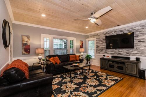 East Lake Morton Casa | The Osceola Historic District Charm - 10 Minute Walk to FSC & Downtown Lakeland