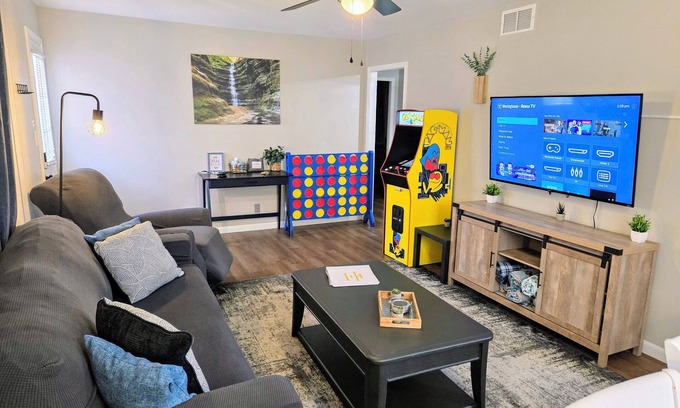 Ottawa Casa | The Ottawa Escape! King Bed. Pet Friendly! Close to downtown.
