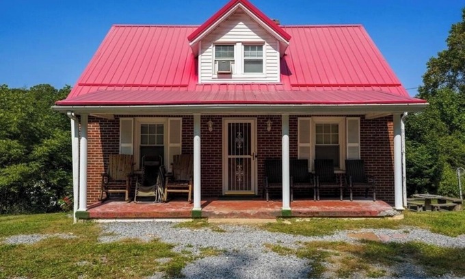 Bluewell Casa | The Outlaw Lodge/Spacious 4-bedroom house in lovely Bluefield with AC, WiFi