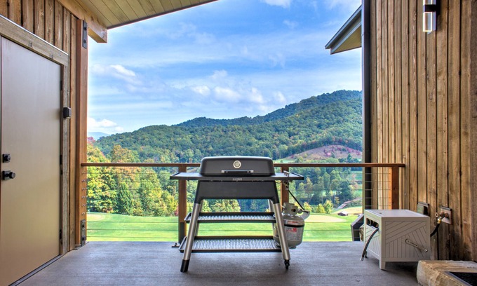 Sylva Casa | The Overlook at Balsam Mountain Preserve: Modern Mountain Home on Arnold Palmer Golf Course
