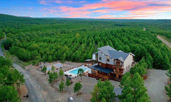 Pickens Cabina | The Overlook w/ Outdoor Pool, EV Outlet, Unbelievable Views, Pickleball