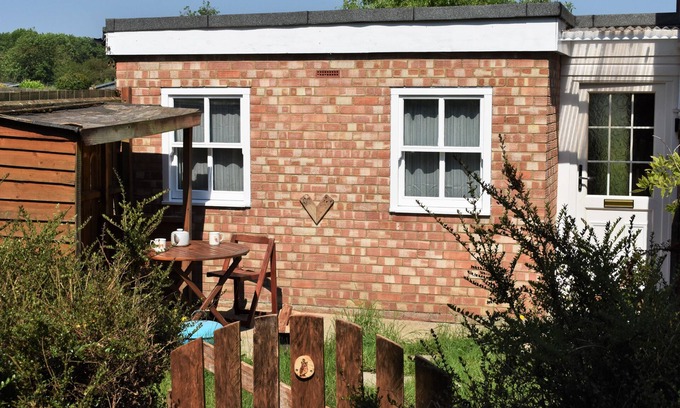 Horseheath Apartamento | The Owl Box: Self-contained Private Annex & Garden, kitchen, breakfast