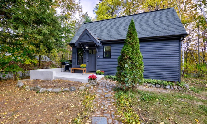 Lake Luzerne-Hadley Casa | The Owl's Nest Tiny Home - Pet Friendly