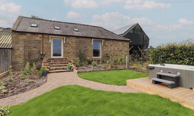 Morpeth Cabaña | THE OWL'S REST, romantic, with hot tub in Rothbury