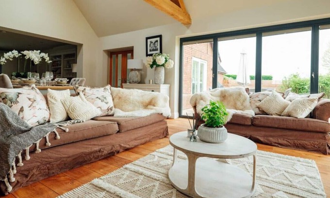 Grimley Casa | The Paddock - Luxury 5 Bed with Swimming Pool!