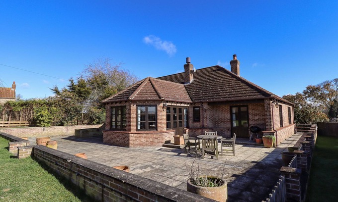 East Barkwith Cabaña | THE PADDOCK, pet friendly, character holiday cottage in East Barkwith