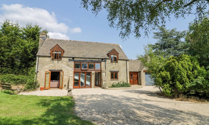 Witney Cabaña | THE PADDOCK, pet friendly, character holiday cottage in Witney