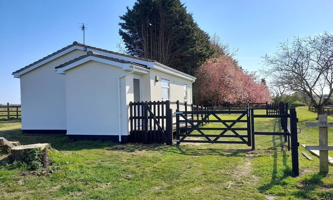 Frettenham Casa | The Paddocks - a bungalow situated in a rural village surrounded by fields and horses