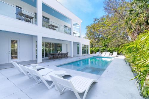 Arlington Park Casa | The Palace on Clematis – Siesta Key Vacation Home with Large Pool, Firepit & Great Location