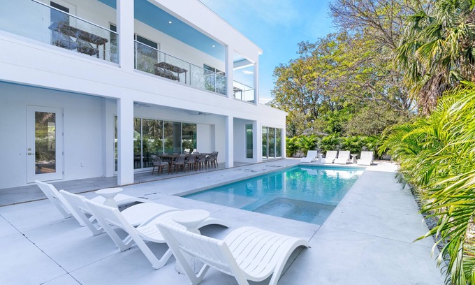 Arlington Park Casa | The Palace on Clematis – Siesta Key Vacation Home with Large Pool, Firepit & Great Location