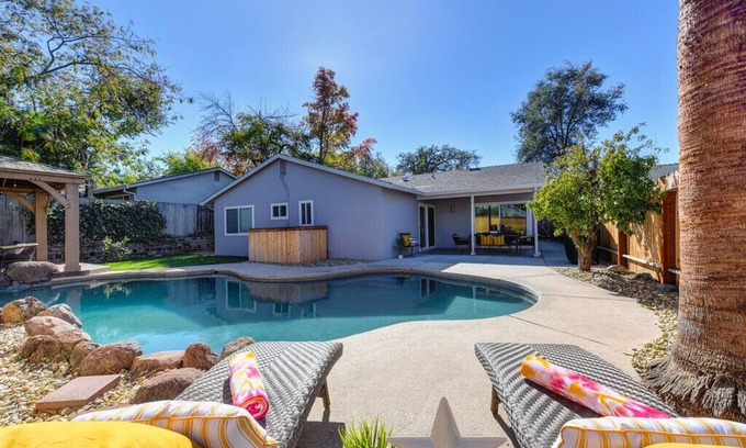 Sacramento Casa | The PALM House Pool 10 min to RosevilleGaleria Airport Grill Sacramento Downtown