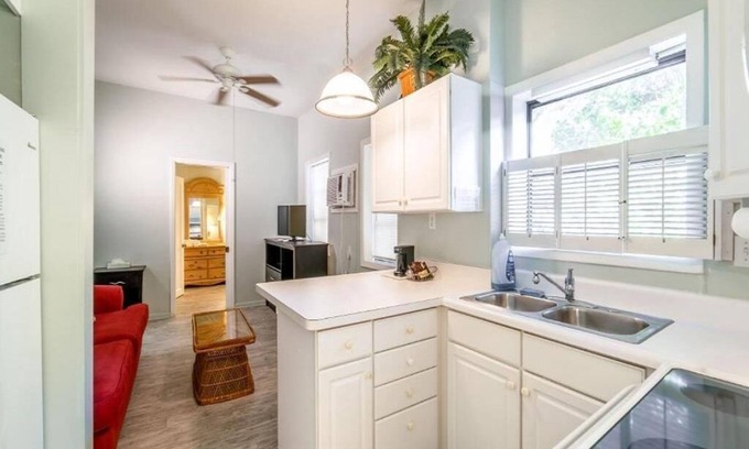 Downtown Boca Grande Historic District Casa | The Palmetto Inn - Snook - 1 Bedroom Queen Suite