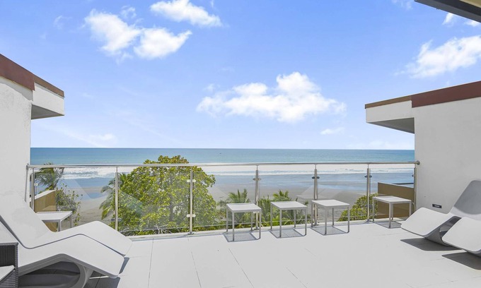 Bejuco Condominio | The Palms: Beachfront Condo with AC and pools!