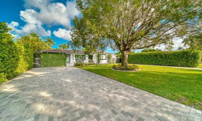 Golden Glades Casa | The Palms House Miami