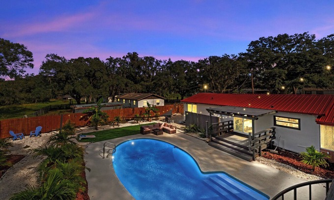 Seffner Casa | The Palms Oasis - Pool Getaway - Sleeps 14 - Central I-4 & 75