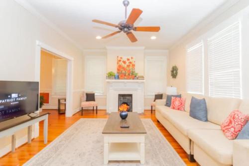 Columbus Casa | The Parkside Cottage Lakebottom Park at Doorstep!