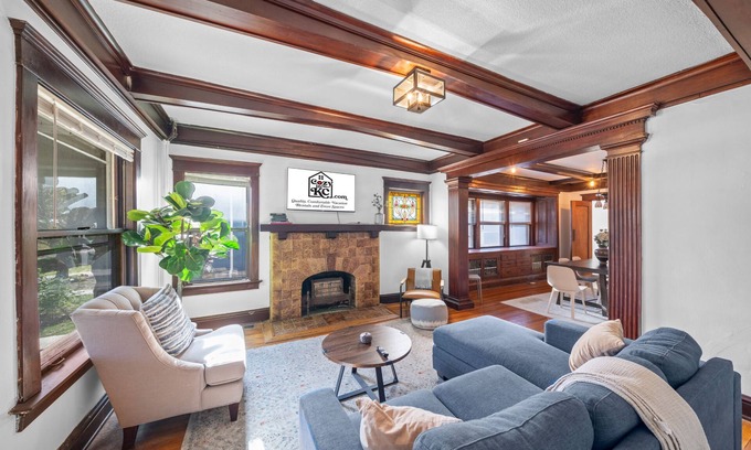 Midtown - Westport Apartamento | The Parlor - 2BD/1BA Furnished Midtown Apartment - 30 day minimum