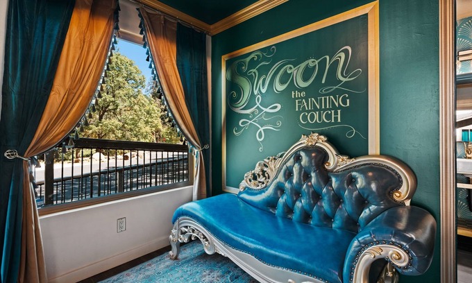 Lake County Casa | The Parlour House at the Fainting Couch