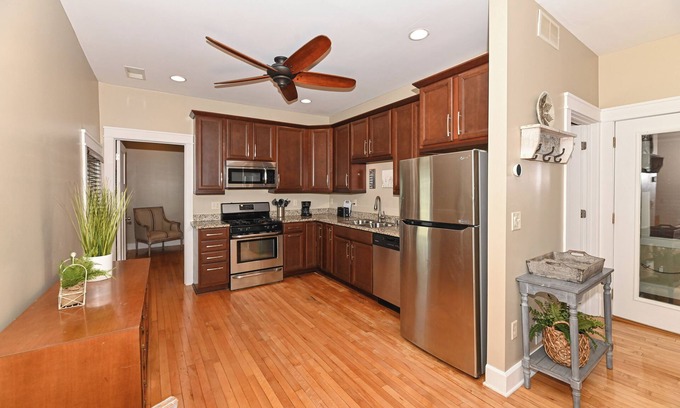 Historic Downtown Racine Apartamento | The Party on 6th!