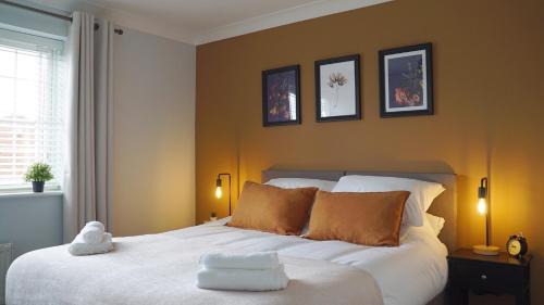 Wakefield Casa | The Pavilion - Stunning, 4 Bedroom House with Free Parking