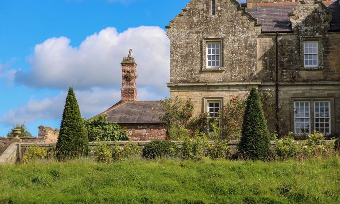 Kirklinton Cabaña | THE PAVILLION, character holiday cottage, with open fire in Longtown