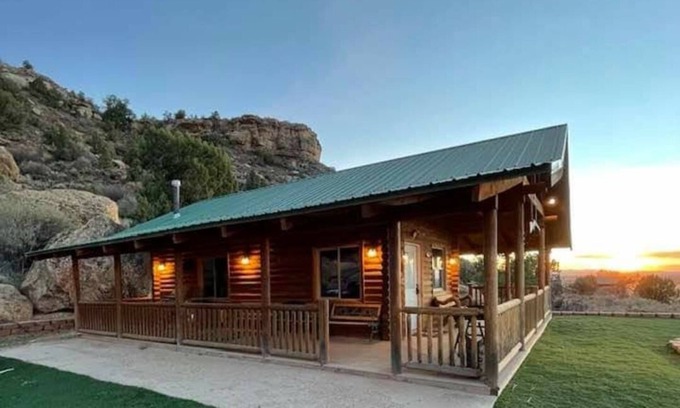 Apple Valley Cabina | The Peacemaker Cabin: Cozy cabin in enjoyable Apple Valley with AC
