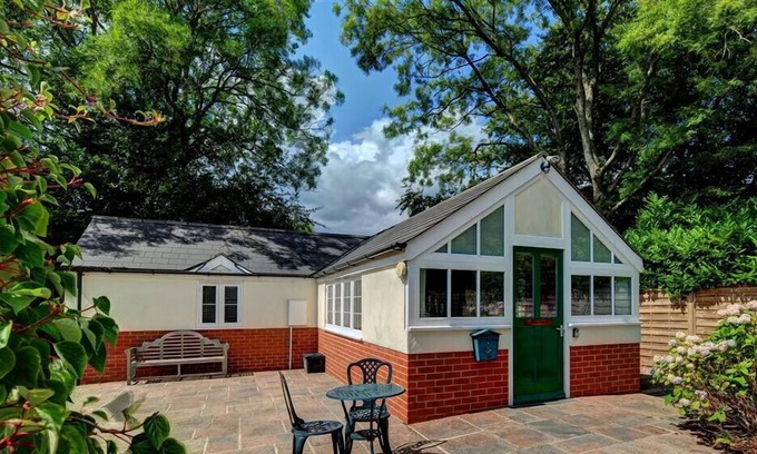 Raymonds Hill Cabaña | THE PEACH HOUSE, pet friendly, with a garden in Axminster