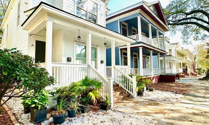 Dixon Park Casa | The Peach House: pets, family, yard, parking, walkable to Forsythe and downtown