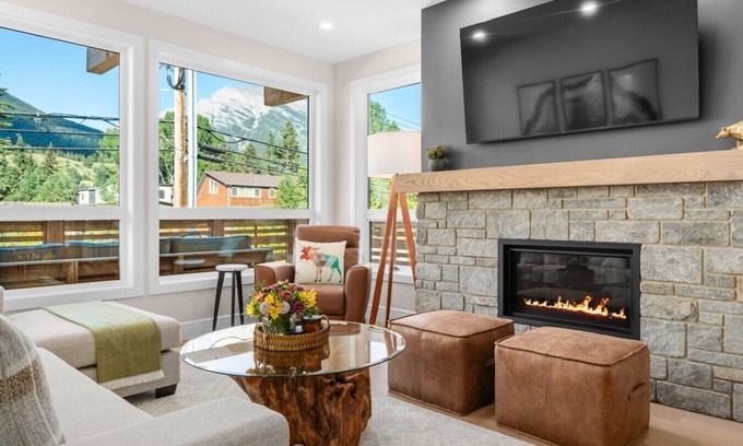 Canmore Villa | The Peak Retreat: NEW Luxe 5BR Mtn Views + Hot Tub