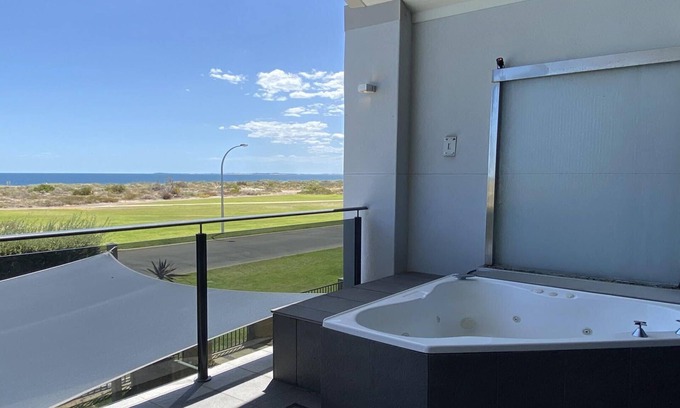 Jurien Bay Apartamento | The Pearl: 3 BR, 2 BA Apartment in Jurien Bay, Sleeps 6