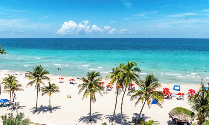 Hollywood Hotel | The Pearl Beachside Apartments on Hollywood Beach Broadwalk