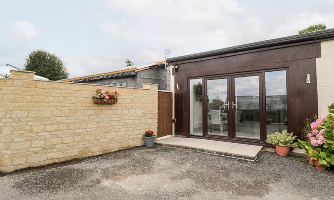 Newent Cabaña | THE PENTHOUSE, STRAWBERRY HILL VINEYARD, family friendly in Newent