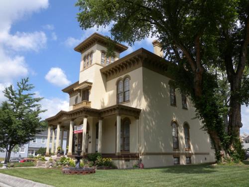 New Albany Cama Y Desayuno | The Pepin Mansion B&B on Mansion Row - 10 min to start of the Bourbon Trail