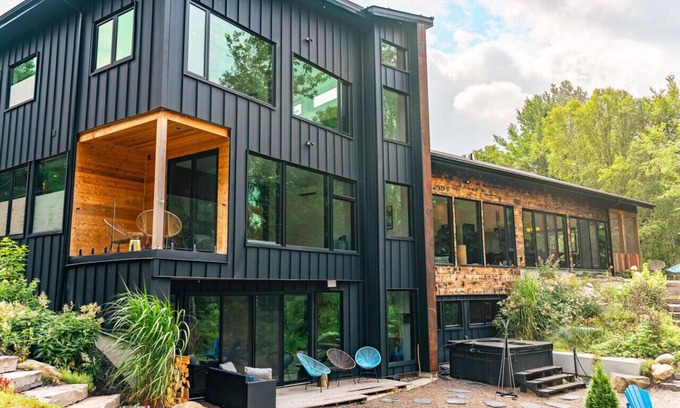Bracebridge Cabaña | The perfect blend of colour, comfort, and class