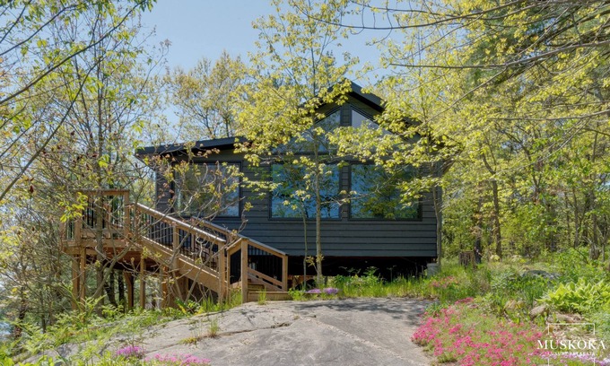 Georgian Bay Casa | The perfect blend of comfort and natural beauty on Go Home Lake.