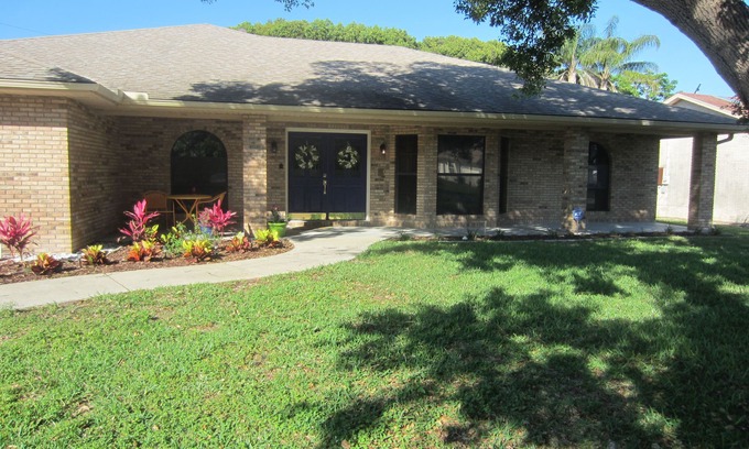 Deltona Lakes Casa | La base perfecta para explorar la Florida! 3BR, ejecutivo 2BA casa con piscina