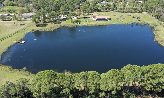 Edgewater Cabaña | The Perfect Lakefront Cottage near New Smyrna Beach