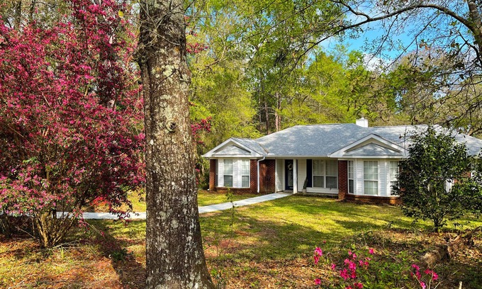 Fairhope Casa | The perfect retreat! Tucked away on a private lane, 15min to downtown Fairhope.
