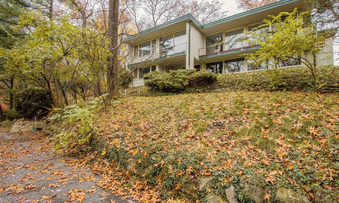 Dune Acres Casa | The perfect wooded retreat for artists, writers, readers, and beach lovers.