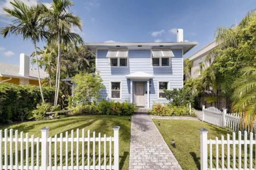 Flamingo Parks Casa | The Periwinkle House - Bask Poolside at this Sunlit West Palm Retreat