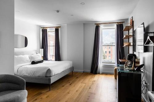 Bangor Apartamento | The Phenix DTWN Historic Hotel, King Bed, Room # 307