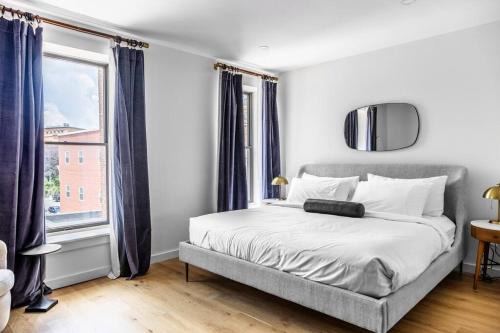 Bangor Apartamento | The Phenix Historic DTWN Hotel, King Bed, Room # 309
