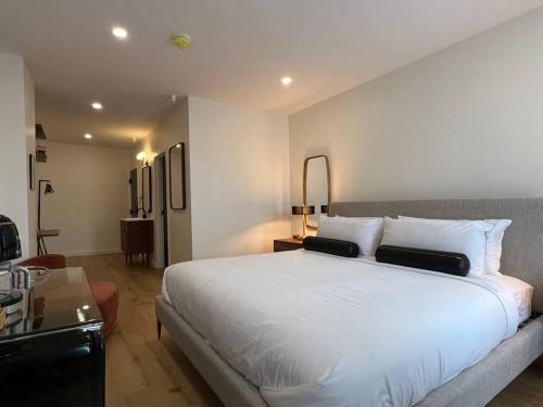 Bangor Apartamento | The Phenix, Historic DTWN Hotel, Market Square View, King Bed, Room # 400